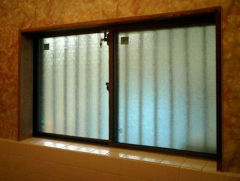 19. 浴室の窓も防犯ガラスに交換しました。