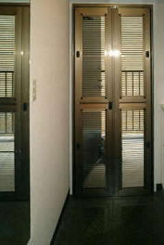 施工例：防犯対策にもなる玄関網戸セフティルーバーの設置