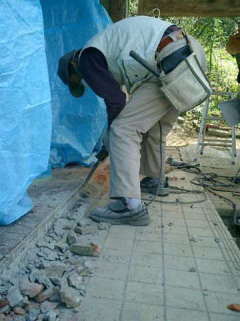 玄関下のコンクリートを削ります。