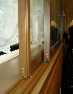 10. プラマードU（ミディアムオーク色）を使用した二重窓の施工完成です。
