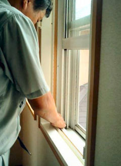 施工例：プラマードを使用した開き窓タイプの二重窓の設置