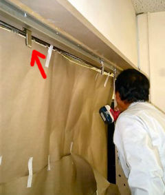07. 硝子用吊戸イクイップメントの戸車金具をレールに吊るします。
