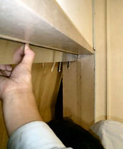 08. 硝子用吊戸イクイップメントのカバーを取り付けます。
