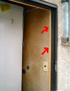 08. 室内側の隙間を埋めたて、勝手口ドアを吊り込みます。