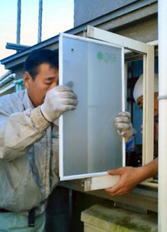 施工例：開き窓を日本板硝子製の真空ガラス「スペーシア」に交換