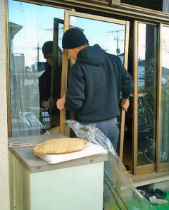 10. 組み替えたガラス戸を窓枠に吊り込み、建て付け調整をします。