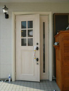 37. ドアの建て付け調整をして、玄関のリフォームの完成です。