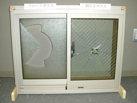 左：普通の板ガラス 右：網入りガラス